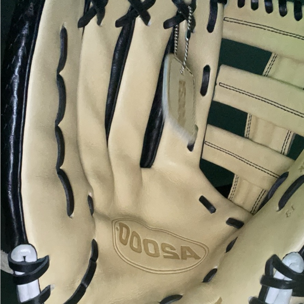 Wilson A2000 Glove in Cream and Black